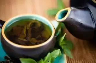 忙碌过后喝茶吃瓜,忙碌时光尽享茶香瓜趣