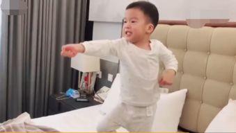 趴在床上吃瓜,揭秘趴床吃瓜的悠闲时光