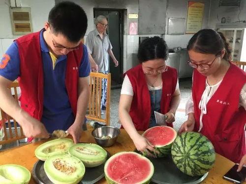 爷爷吃瓜的视频,展现岁月静好时光